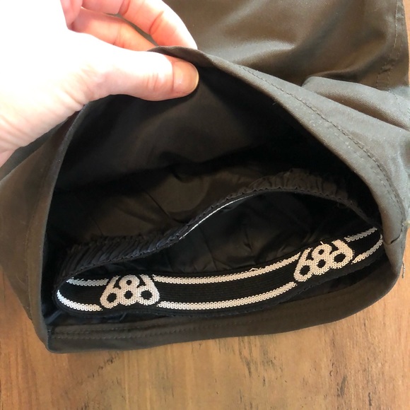 SOLD—-686 Snowboarding Pants - Picture 4 of 6